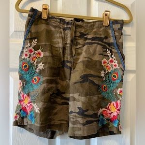 Johnny Was linen camo embroidered shorts